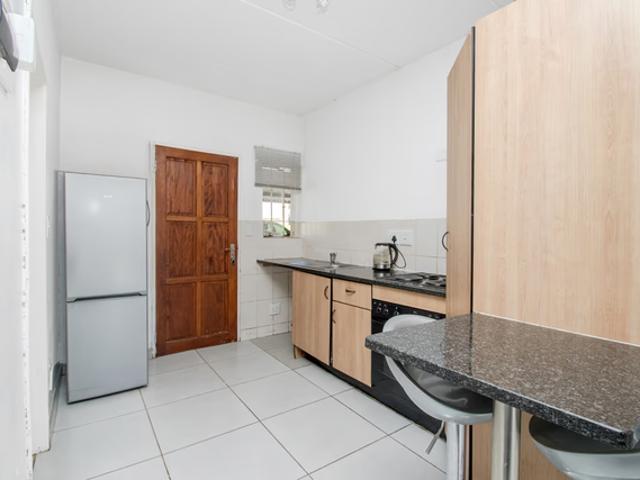 1 Bedroom Studio Apartment To Let in North Riding AH