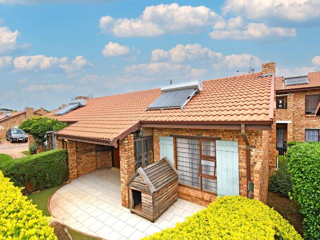 1 Bedroom Townhouse For Sale in North Riding AH