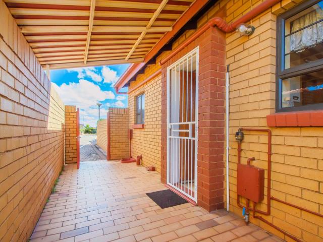 1 Bedroom Townhouse For Sale in Wilro Park