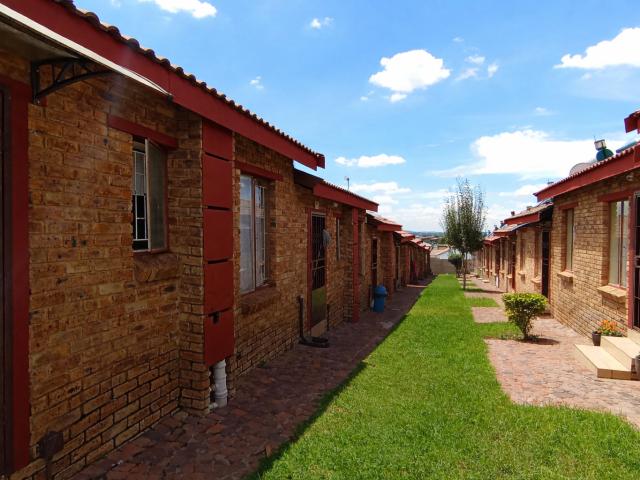 1 Bedroom Townhouse in Olievenhoutbosch