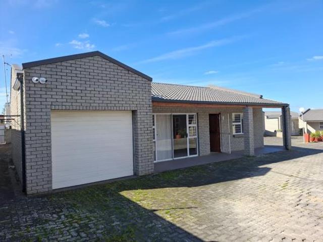 1 Bedroom Townhouse in Bredasdorp