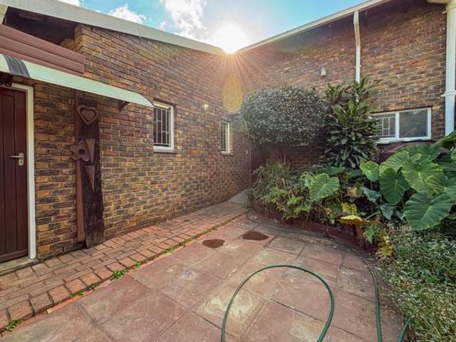 1 Bedroom Townhouse in Die Hoewes