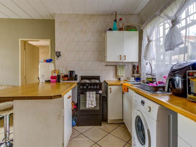 1 Bedroom Townhouse in Van Riebeeck Park