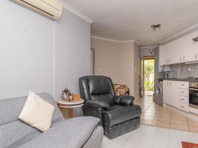 1 Bedroom Townhouse in Wilgeheuwel