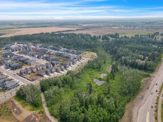 1 Bedroom unit in Edgemont –Beautiful front view of a conservation area and pond
