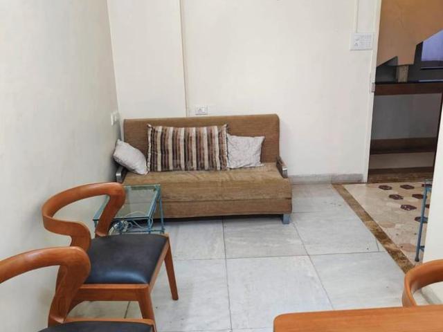 1 BHK Apartment in Bandra West for rent Mumbai. The reference number is 17658387