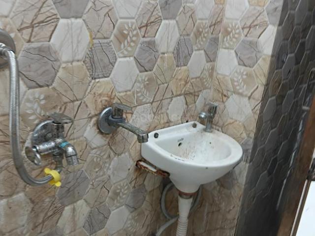 1 BHK Independent Builder Floor in Laxmi Nagar for rent New Delhi. The reference number is 18444689