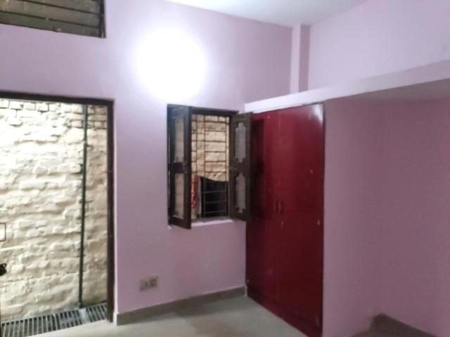 1 BHK Independent Builder Floor in Sector 7 Rohini for rent New Delhi. The reference number is 18571911