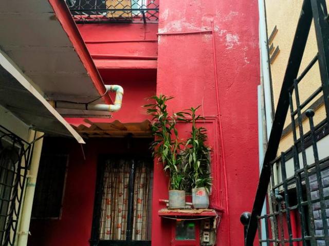 1 BHK Independent House in Kurla West for resale Mumbai. The reference number is 9132381