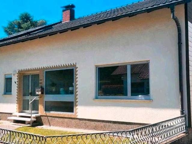 1 bis 2 Familienhaus mit Garten