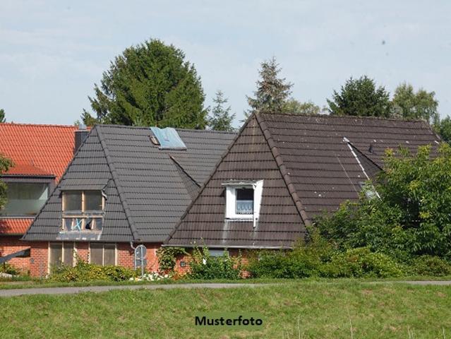 1 bis 2 Familienhaus nebst Garagen /Wirtschaftsgebäude
