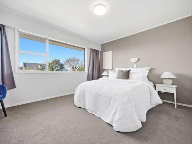 1 Cyclarama Crescent, Massey, Waitakere City