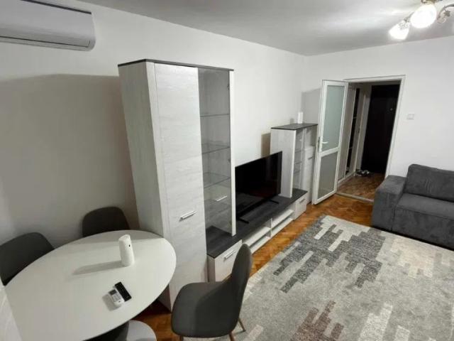 1 camera, decomandat, 32 mp, de inchiriat apartament in zona Tatarasi, Piata 2 baieti, Cod 162648
