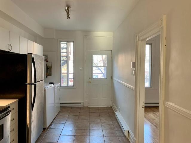 1 CC fermée + Den · 858 pi² · 7min métro Frontenac — 1300$ 1BR