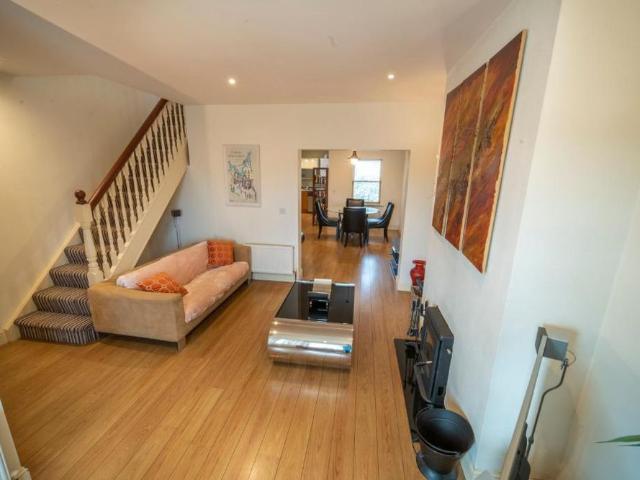 1 College Crescent