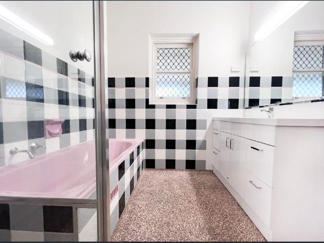 BRILLIANT LOCATION, COMFORTABLE, BRIGHT, AIRY & SPACIOUS THREE BEDROOMS