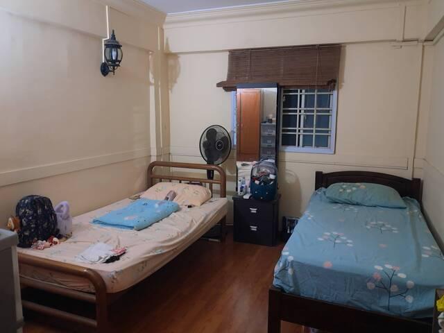 1 female roommate 506 Ang Mo Kio Ave 8