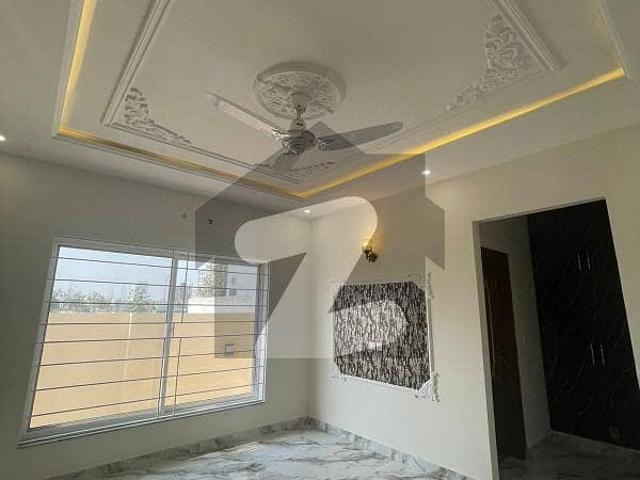 1 Kanal Modern Villa For Rent