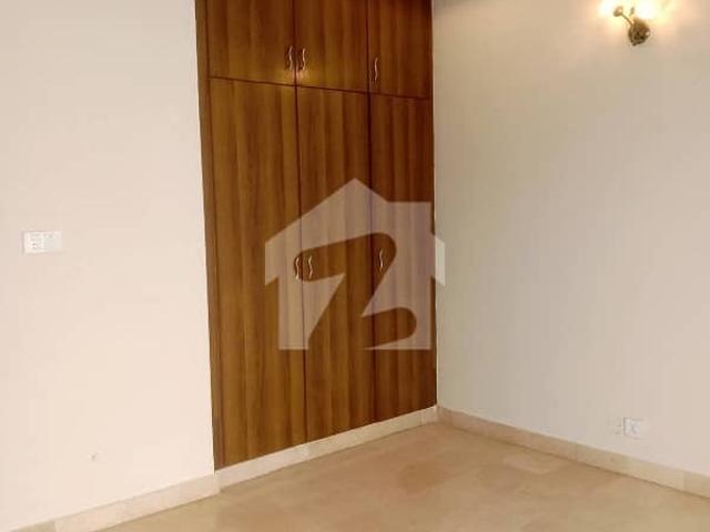 1 kanal most beautiful upper portion near to gold crest mall available for rent