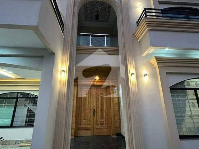 1 Kanal Owner Built House on 60 Ft road is avaliable for sale in LDA Avenue 1 Lahore