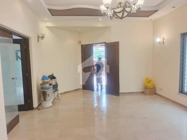 1 Kanal Owner Built Well Maintained House Available For Rent