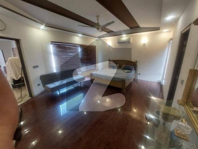 1 kanal old house available for sale at hot location