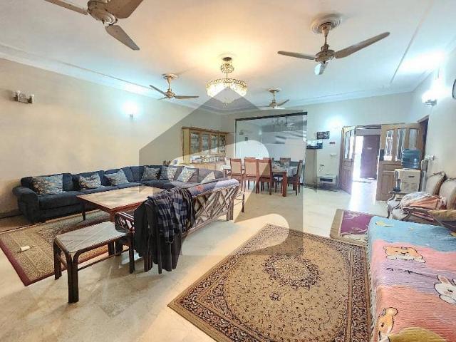 1 Kanal Building Available For Office