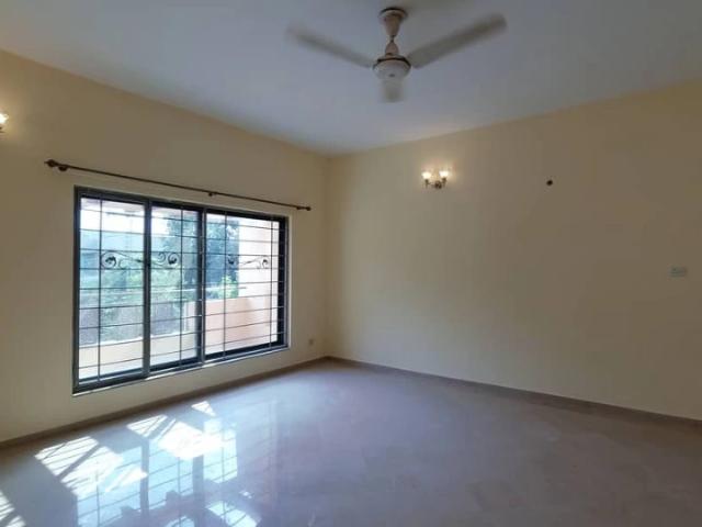 1 Kanal Bungalow Tile Flooring At Prime Location Of Dha Phase 4 Facing Lahore DHA Defence ID 82428