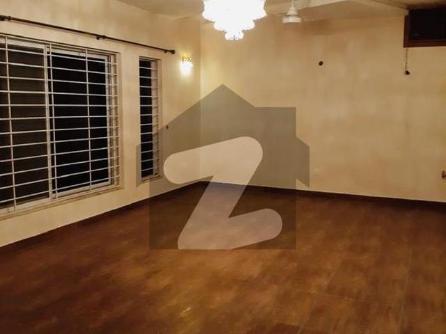 1 Kanal Beautiful 6 Bed Double Unit House Available For Sale Ideal Location E 11/3