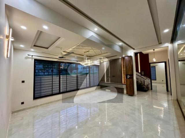 1 kanal beautiful designer house for sale. Bahria Town Phase 7