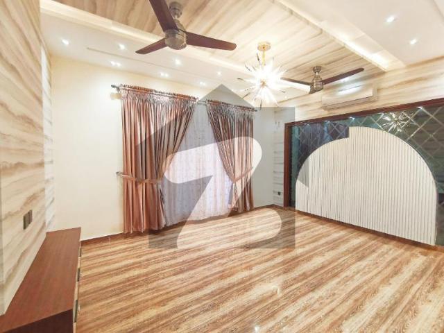 1 kanal beautiful house avalable for sale in a very hot location in uet housing society