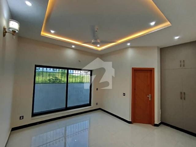 1 Kanal Brand New House 7 Bedrooms With Drawing Room With Servant Room/ Bathrooms9 With Besetment /4 Car Parking Gadget Community