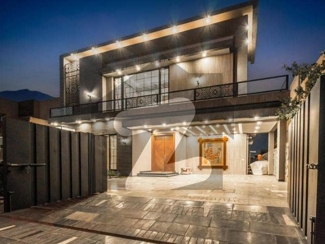 1 Kanal Contemporary Bungalow 5 Bedrooms, Elegant Double Height Lobby