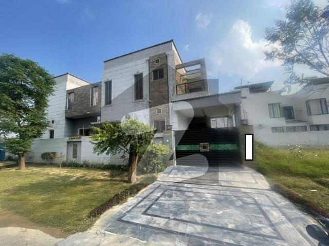 1 Kanal Corner Separate Gate & Entrance Upper Portion House For Rent In DHA Phase 7 Block Z