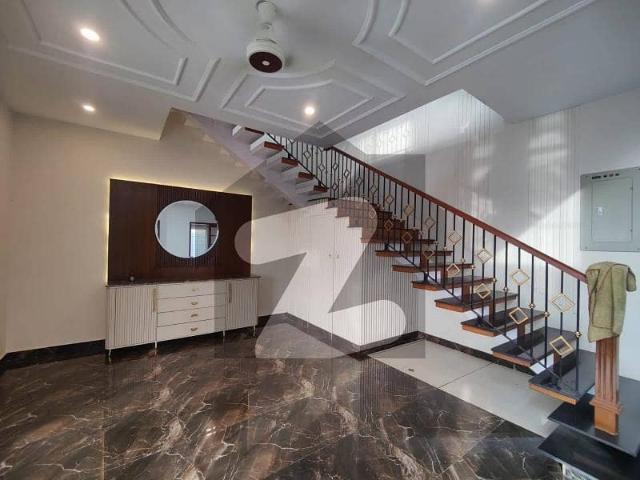 1 Kanal Designer House Available For Rent