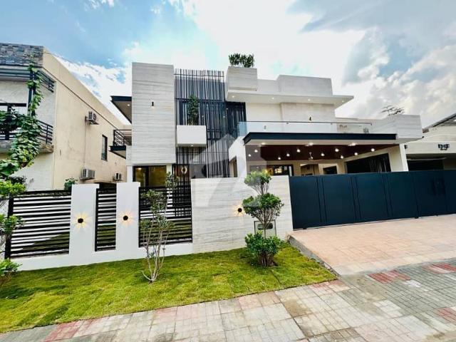 1 Kanal Double Unit Modern Luxurious House For Sale