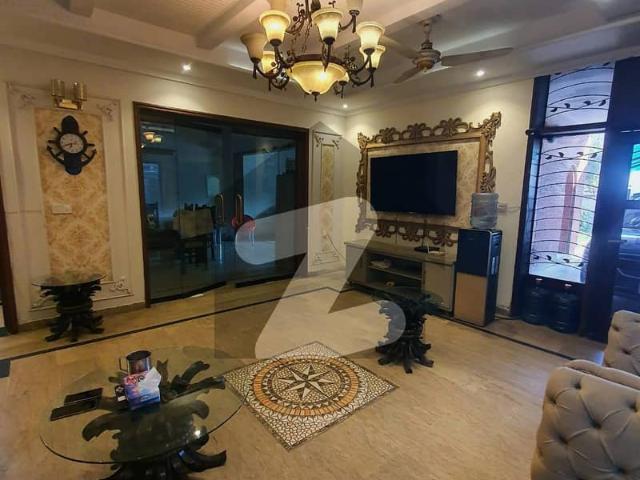 1 kanal elegant and fully maintained super hot located bungalow is available in the best block of dha lahore