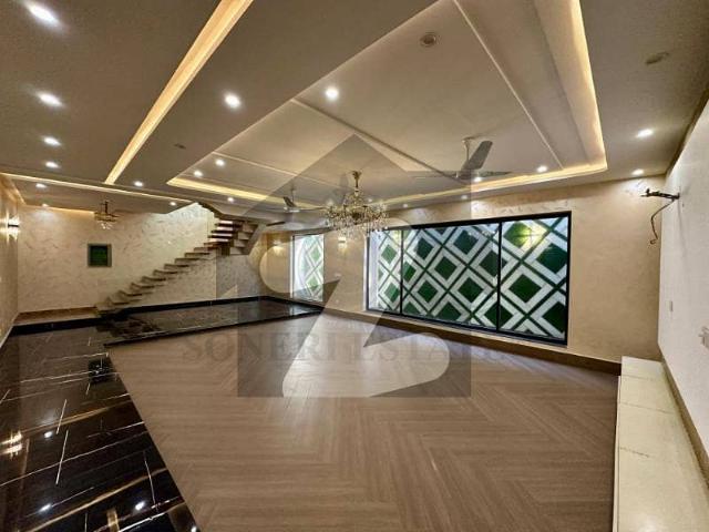 1 Kanal Elegant And Fully Maintained Super Hot Located Bungalow Is Available In The Best Block Of DHA Lahore