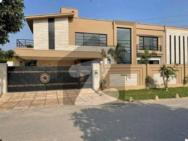 1 kanal elegant super hot located bungalow 15kva solar installed is available in the best block of dha lahore