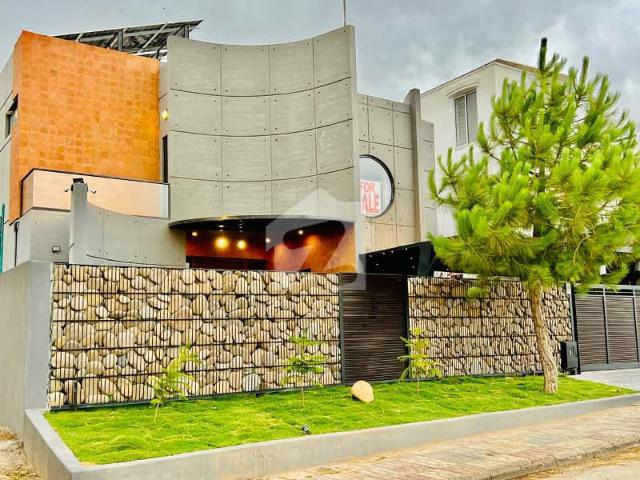 1 kanal fully furnish designer house on very prime location up for sale
