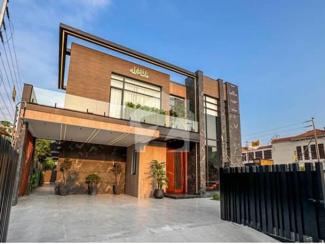 1 Kanal Full Basement Fully Furnished Slightly Used Top Quality Build Luxurious Beautiful Modern Design Villa For Sale In DHA Lahore Phase 6 Prime Location