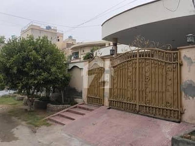 1 Kanal Facing Park Old House Available