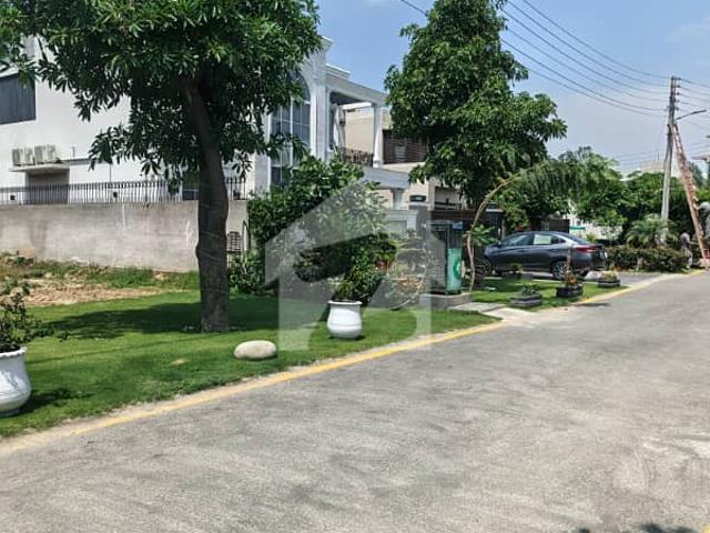 1 Kanal Facing Park Corner Plot For Sale