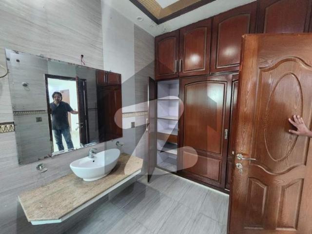 1 kanal house available for rent for family model town