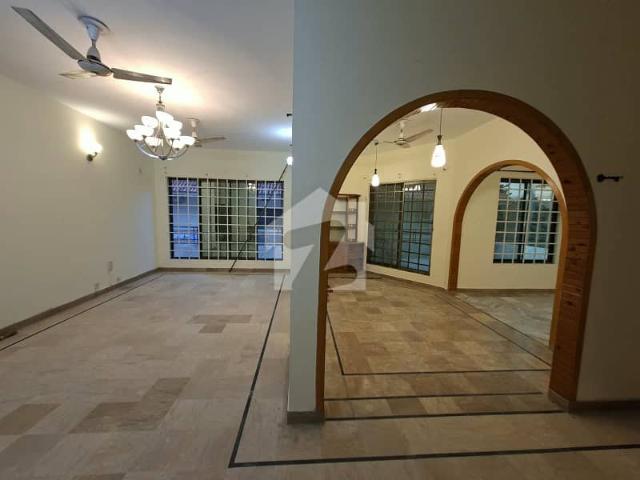 1 kanal House for rent in I 8/2