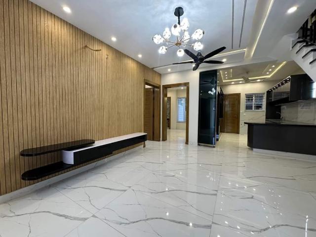 1 Kanal House for Sale