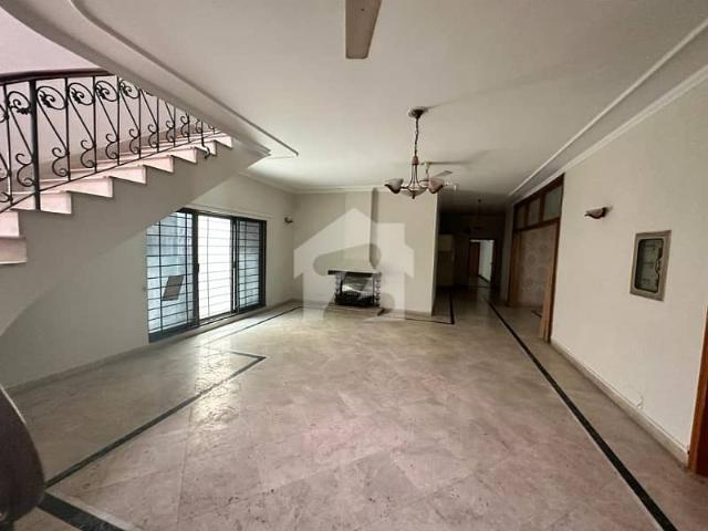 1 Kanal House Is Available For Rent
