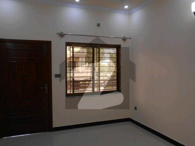 1 Kanal House Is Available In I 8/4
