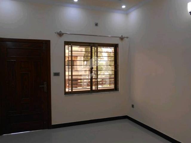 1 Kanal House Is Available In I 8/4