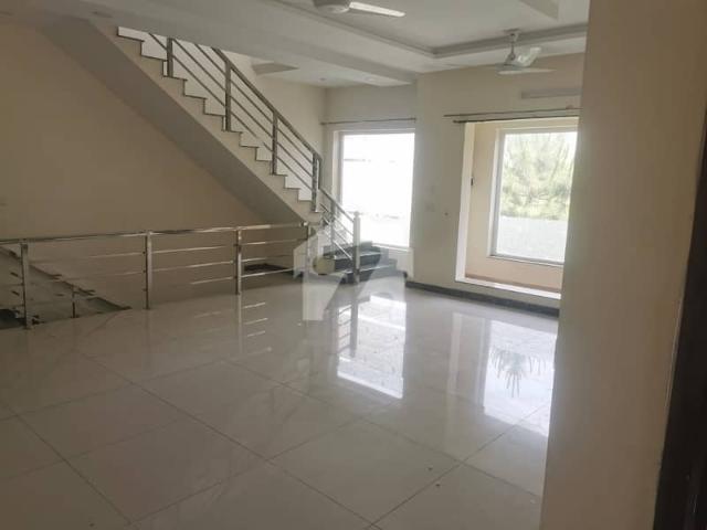 1 Kanal Independent Beautifull Uper Portion For Rent